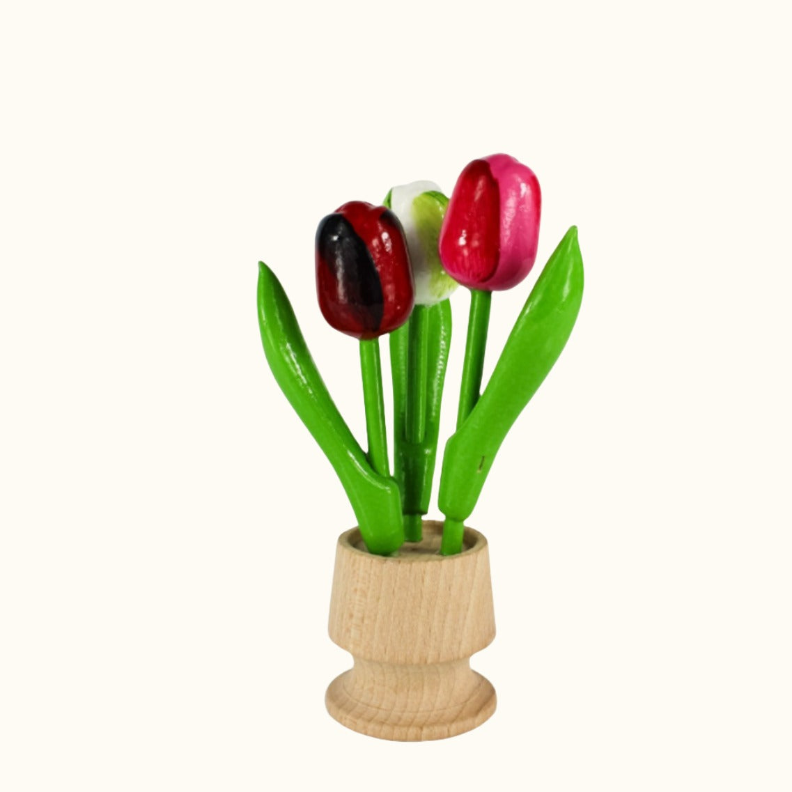 Nederlandse kruidenierswaren: 3 kleine tulpen in een houten vaas (aubergine, wit, paars)