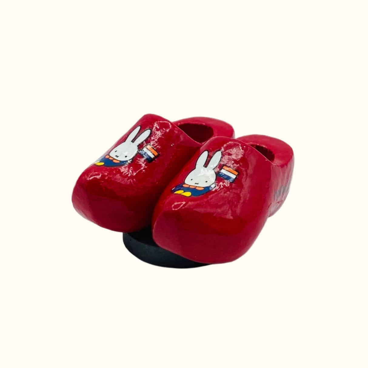 Aimant Miffy – Tenue de fermier rouge (2 sabots en bois, 4 cm)