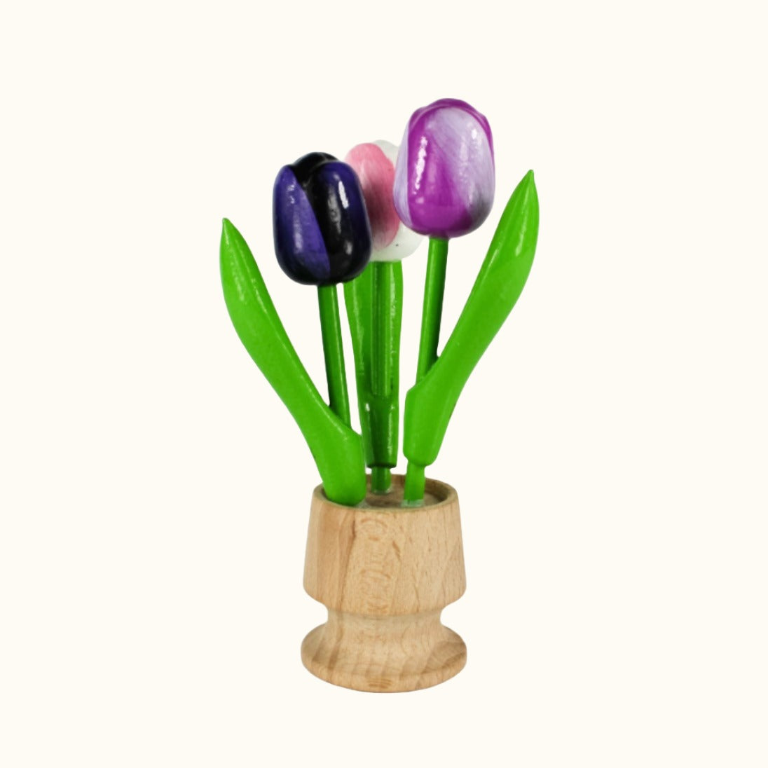 Nederlandse kruidenierswaren: 3 kleine tulpen in een houten vaasje (blauw, wit, paars)
