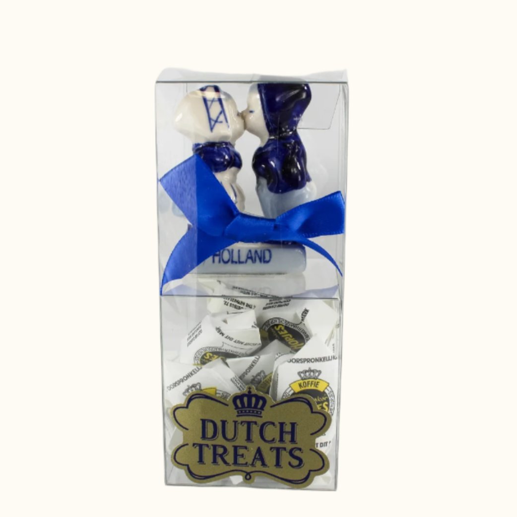 Couple de bonbons bleus de Delft hollandais s'embrassant avec des Hopjes