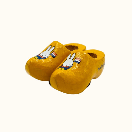 Miffy Magnet – Farmer’s Outfit Yellow (2 Wooden Shoes, 4 cm)